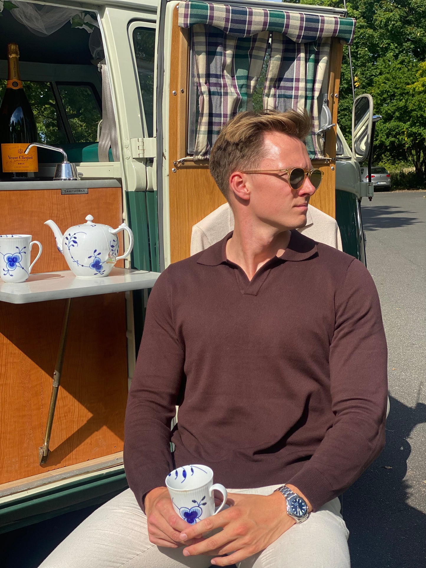 BUTTONLESS POLO - BROWN